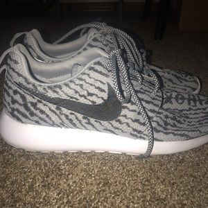 Used men’s custom nike roshe size 12!